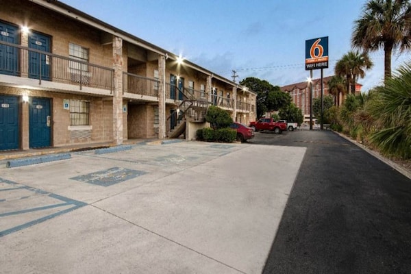 Foto van 1 tweepersoonsbed (Queensize) | San Antonio - Vakantiehuis in San-Antonio - ExteriorSummer