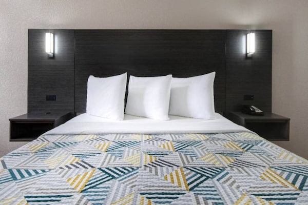 Foto van 1 tweepersoonsbed (Queensize) | San Antonio - Vakantiehuis in San-Antonio - BedRoom