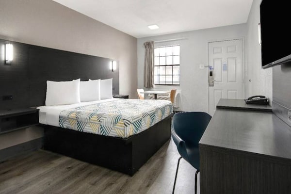 Foto van 1 tweepersoonsbed (Queensize) | San Antonio - Vakantiehuis in San-Antonio - BedRoom