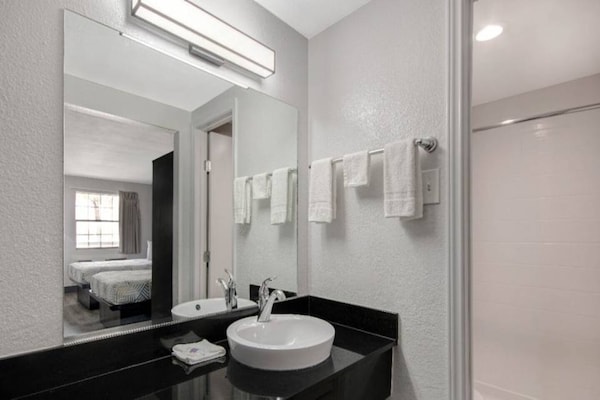 Foto van 1 tweepersoonsbed (Queensize) | San Antonio - Vakantiehuis in San-Antonio - BathRoom