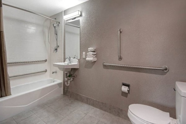 Foto van 1 tweepersoonsbed (Queensize) | San Antonio - Vakantiehuis in San-Antonio - BathRoom