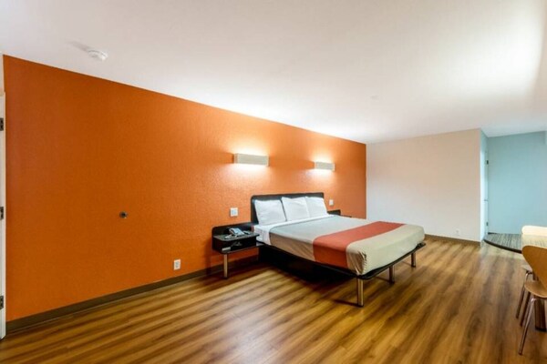 Foto van 1 kingsize bed | Rookvrij - Vakantiehuis in San-Antonio - Facilities