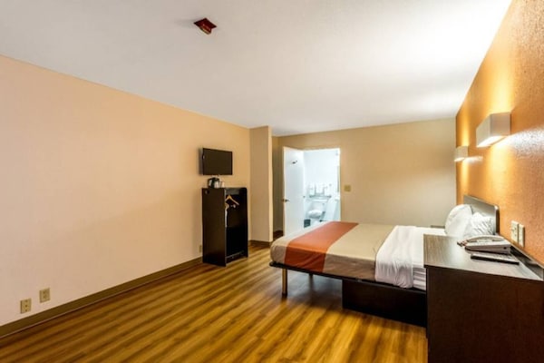 Foto van 1 kingsize bed | Rookvrij - Vakantiehuis in San-Antonio - Facilities