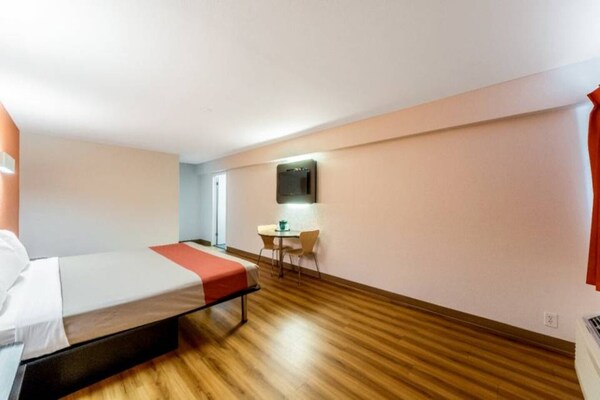 Foto van 1 kingsize bed | Rookvrij - Vakantiehuis in San-Antonio - Facilities