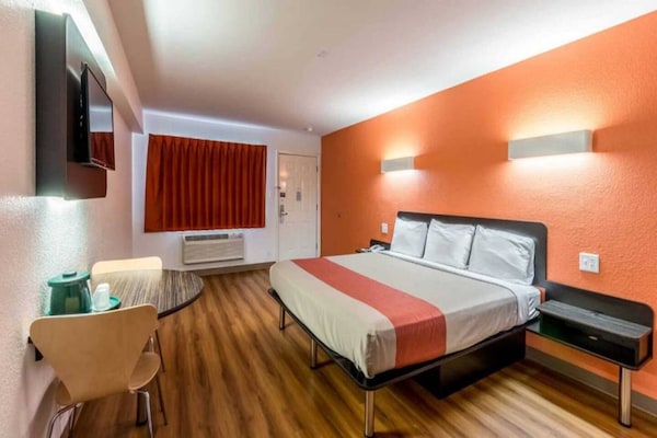 Foto van 1 kingsize bed | Rookvrij - Vakantiehuis in San-Antonio - BedRoom