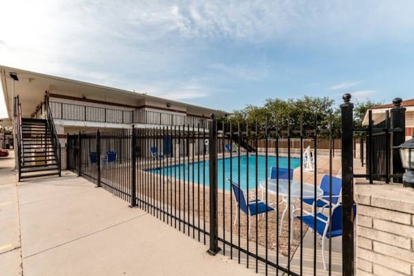 Foto van 1 kingsize bed | Rookvrij - Vakantiehuis in San-Antonio - Pool