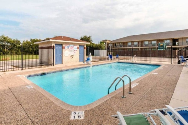 Foto van 1 kingsize bed | Rookvrij - Vakantiehuis in San-Antonio - Pool