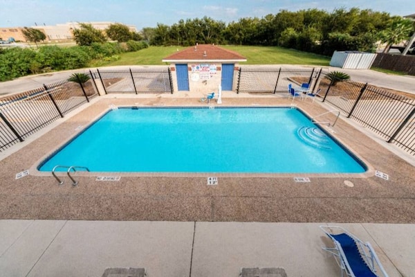 Foto van 1 kingsize bed | Rookvrij - Vakantiehuis in San-Antonio - Pool