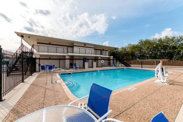 Foto van 1 kingsize bed | Rookvrij - Vakantiehuis in San-Antonio - Pool