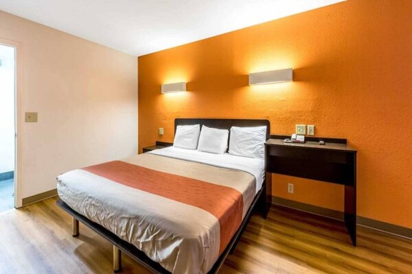 Foto van 1 kingsize bed | Rookvrij - Vakantiehuis in San-Antonio - BedRoom