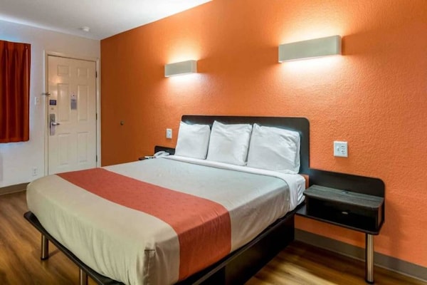 Foto van 1 kingsize bed | Rookvrij - Vakantiehuis in San-Antonio - BedRoom