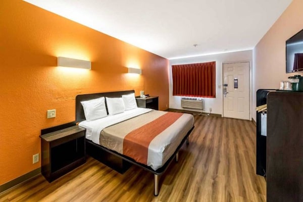 Foto van 1 kingsize bed | Rookvrij - Vakantiehuis in San-Antonio - BedRoom