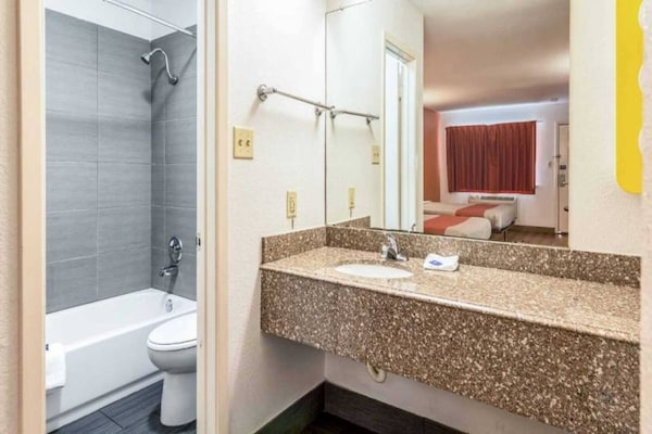 Foto van 1 kingsize bed | Rookvrij - Vakantiehuis in San-Antonio - BathRoom