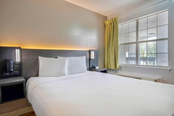Foto van 1 tweepersoonsbed (NSMK) | San Antonio - Vakantiehuis in San-Antonio - BedRoom