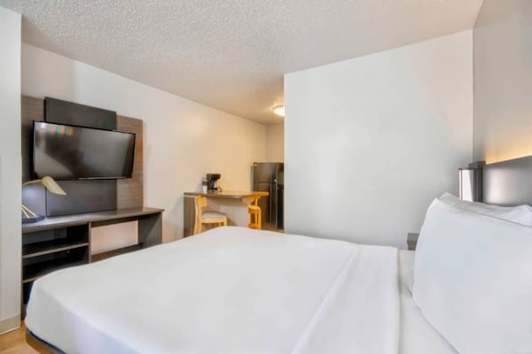 Foto van 1 tweepersoonsbed (NSMK) | San Antonio - Vakantiehuis in San-Antonio - BedRoom