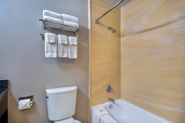 Foto van 1 tweepersoonsbed (NSMK) | San Antonio - Vakantiehuis in San-Antonio - BathRoom