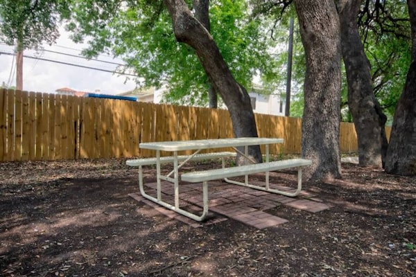 Foto van 1 tweepersoonsbed (NSMK) | San Antonio - Vakantiehuis in San-Antonio - ExteriorSummer
