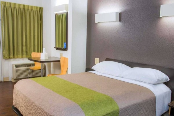 Foto van 1 tweepersoonsbed (Queensize) | Mobiele toegang | Badkuip | Ste Nsmk - BedRoom