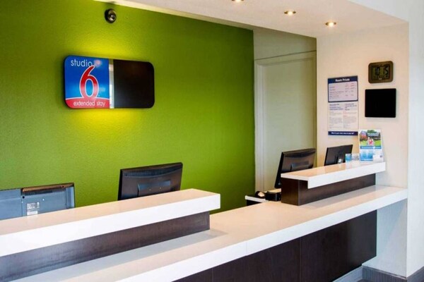 Foto van 1 tweepersoonsbed (Queensize) | Nsmk, Micfridge - Vakantiehuis in San-Antonio - FloorPlan