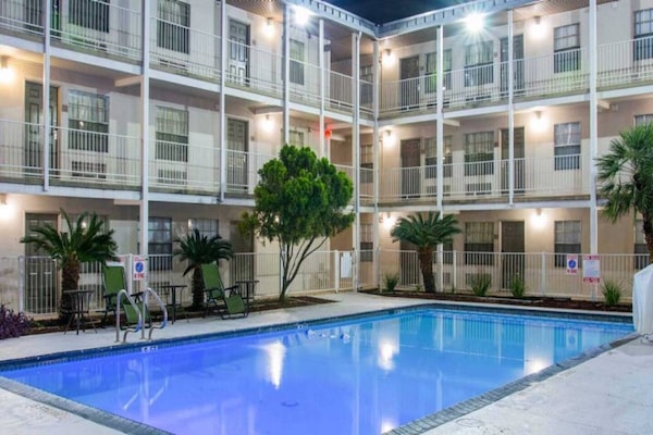 Foto van 1 tweepersoonsbed (Queensize) | Nsmk, Micfridge - Vakantiehuis in San-Antonio - Pool