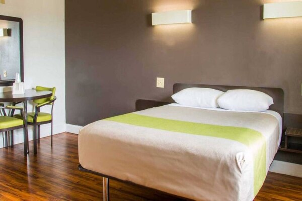 Foto van 1 tweepersoonsbed (Queensize) | Nsmk, Micfridge - Vakantiehuis in San-Antonio - BedRoom
