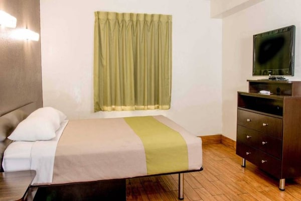 Foto van 1 tweepersoonsbed (Queensize) | Nsmk, Micfridge - Vakantiehuis in San-Antonio - BedRoom