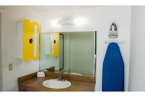 Foto van 1 tweepersoonsbed (Queensize) | Nsmk, Micfridge - Vakantiehuis in San-Antonio - BathRoom