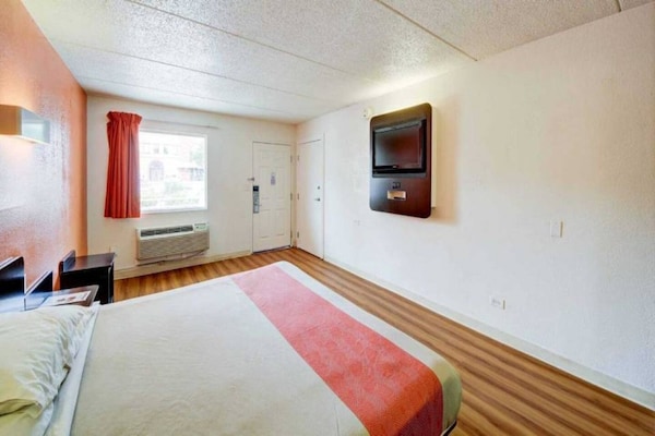 Foto van 1 kingsize bed | San Antonio - Vakantiehuis in San-Antonio - BedRoom