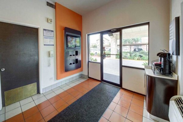 Foto van 1 kingsize bed | San Antonio - Vakantiehuis in San-Antonio - FloorPlan