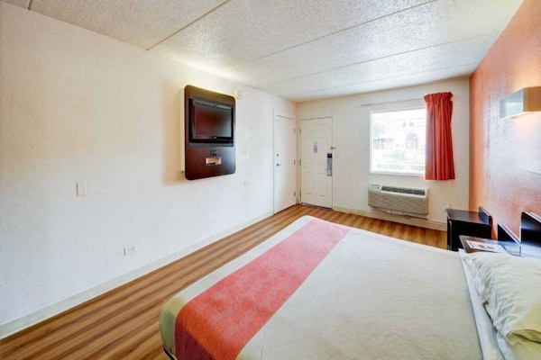 Foto van 1 kingsize bed | San Antonio - Vakantiehuis in San-Antonio - BedRoom