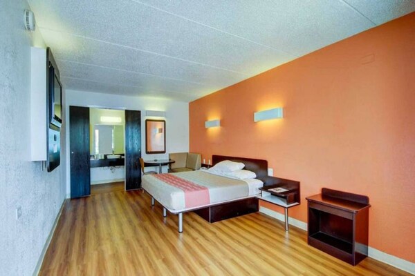 Foto van 1 kingsize bed | San Antonio - Vakantiehuis in San-Antonio - BedRoom