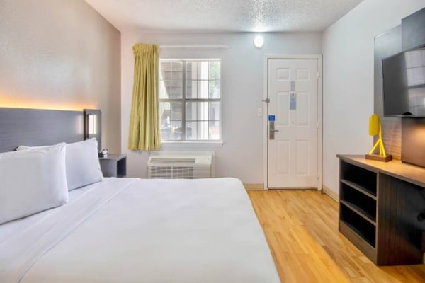Foto van 1 tweepersoonsbed (queensize) | magnetron (magnetron) - roken - BedRoom