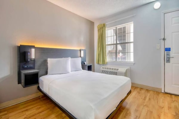 Foto van 1 tweepersoonsbed (queensize) | magnetron (magnetron) - roken - BedRoom