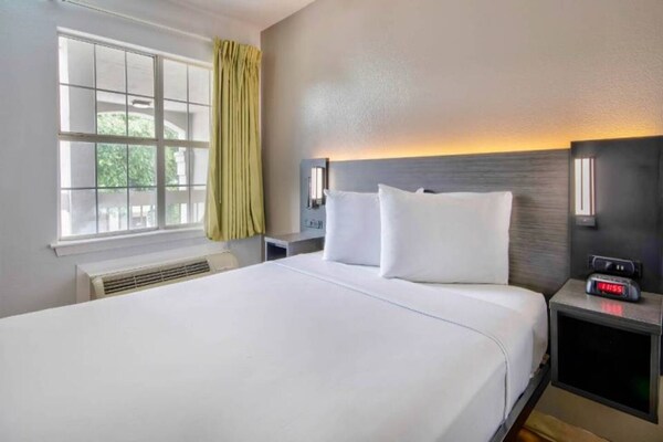 Foto van 1 tweepersoonsbed (queensize) | magnetron (magnetron) - roken - BedRoom