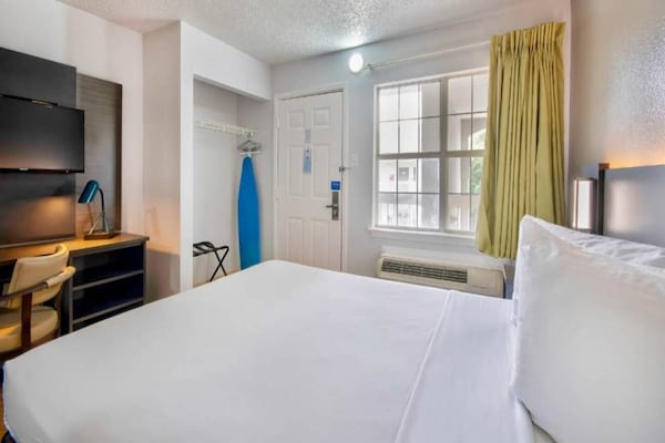 Foto van 1 tweepersoonsbed (queensize) | rookvrij - Vakantiehuis in San-Antonio - BedRoom