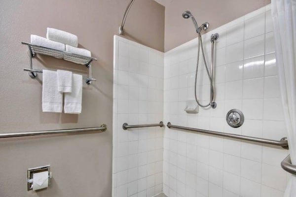 Foto van 1 tweepersoonsbed (queensize) | rookvrij - Vakantiehuis in San-Antonio - BathRoom
