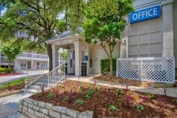 Foto van 1 tweepersoonsbed (queensize) | rookvrij - Vakantiehuis in San-Antonio - ExteriorSummer