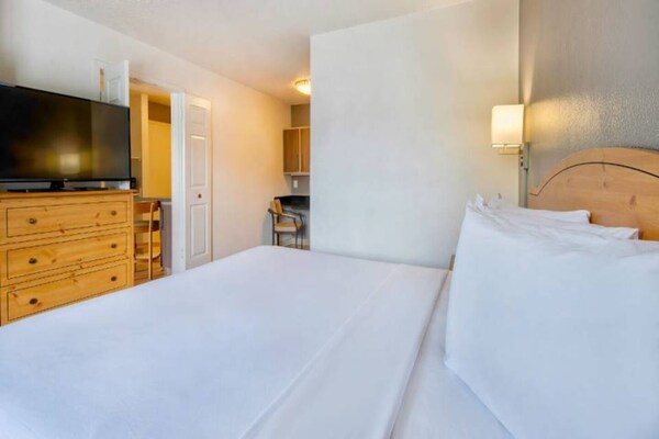Foto van 1 tweepersoonsbed (queensize) | rookvrij - Vakantiehuis in San-Antonio - BedRoom