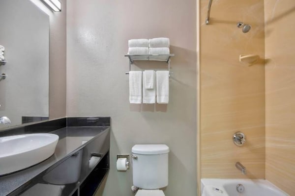 Foto van 1 kingsize bed | Toegankelijk voor mindervaliden/bad - BathRoom