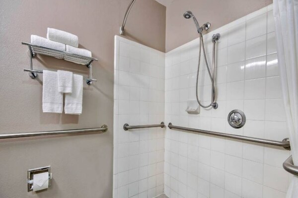 Foto van 1 kingsize bed | suite, slaapbank - Vakantiehuis in San-Antonio - BathRoom