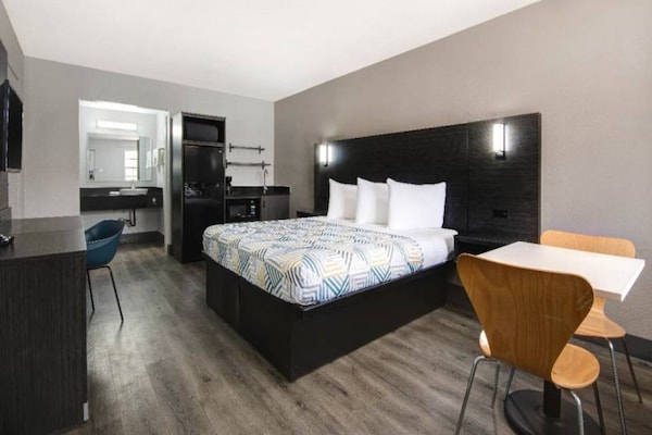 Foto van 1 kingsize bed | Rookvrij, Keuken - Vakantiehuis in San-Antonio - BedRoom