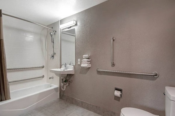 Foto van 1 kingsize bed | Rookvrij, Keuken - Vakantiehuis in San-Antonio - BathRoom