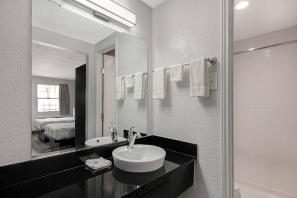Foto van 1 kingsize bed | Rookvrij, Keuken - Vakantiehuis in San-Antonio - BathRoom
