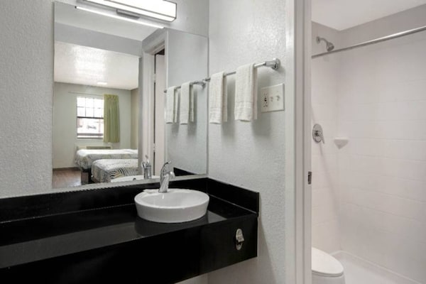 Foto van 1 kingsize bed | Rookvrij, Keuken - Vakantiehuis in San-Antonio - BathRoom