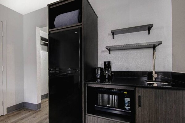 Foto van 1 kingsize bed | Rookvrij, Keuken - Vakantiehuis in San-Antonio - Facilities