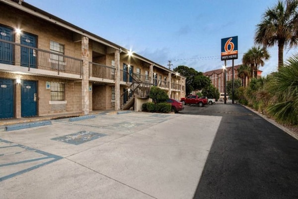 Foto van 1 kingsize bed | Rookvrij, Keuken - Vakantiehuis in San-Antonio - ExteriorSummer