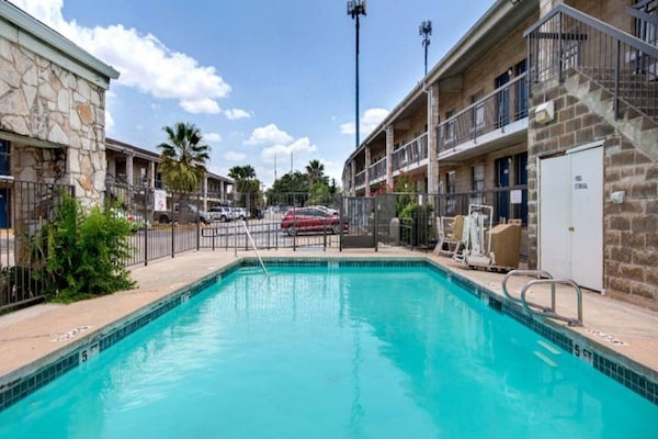 Foto van 1 kingsize bed | Rookvrij, Keuken - Vakantiehuis in San-Antonio - Pool