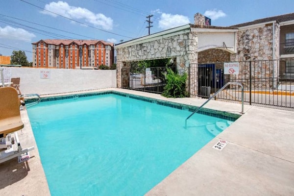 Foto van 1 kingsize bed | Rookvrij, Keuken - Vakantiehuis in San-Antonio - Pool