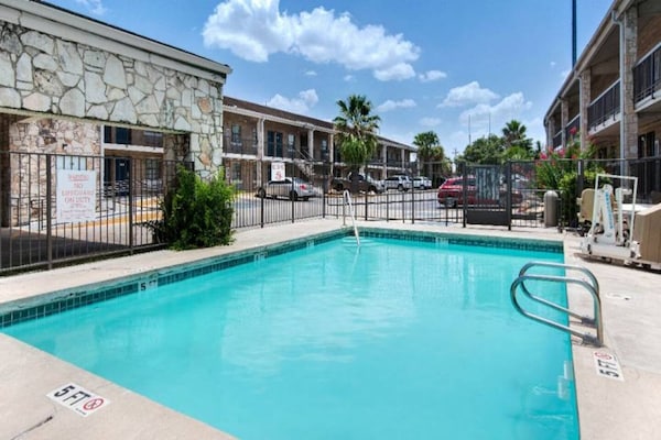 Foto van 1 kingsize bed | Rookvrij, Keuken - Vakantiehuis in San-Antonio - Pool