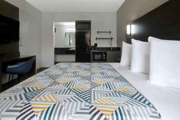 Foto van 1 kingsize bed | Rookvrij, Keuken - Vakantiehuis in San-Antonio - BedRoom